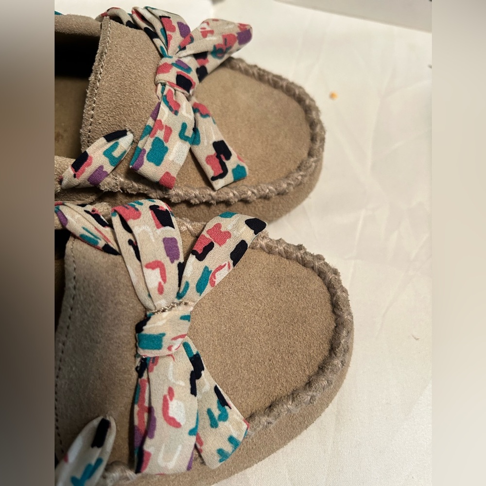 Tan suede Minnetonka moccasins with spring colors in fabric tie. Size 9.5.
